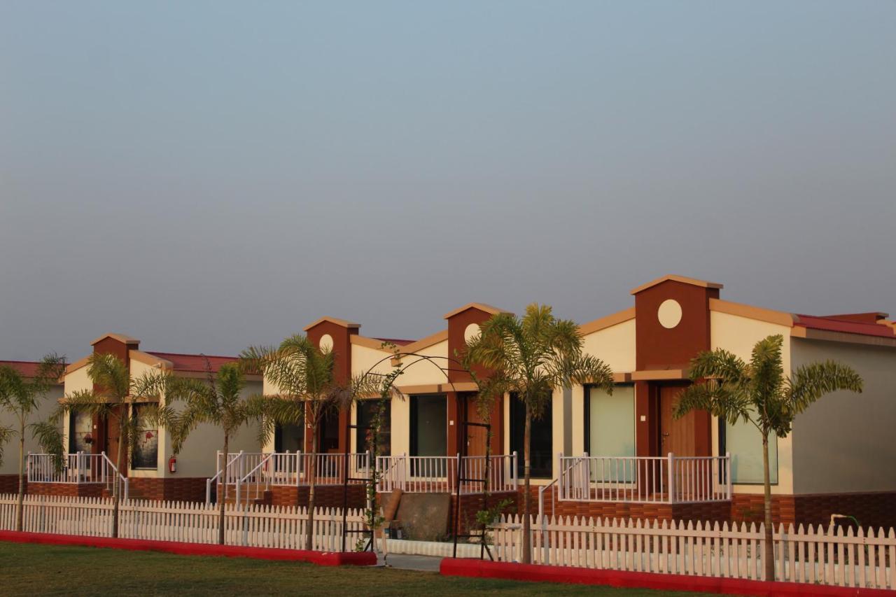 Flamingo Club And Resort Una 3 Km Away From Diu Check Post Екстериор снимка